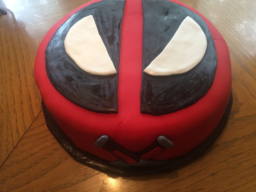 Round red and black Deadpool mask cake